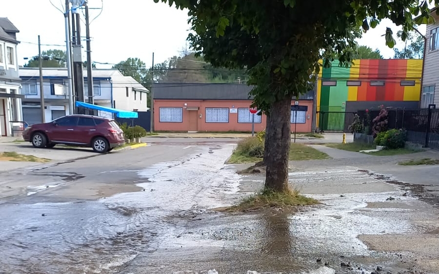 Aguas Décima trabaja en reponer servicio por corte de emergencia en calle Huemul